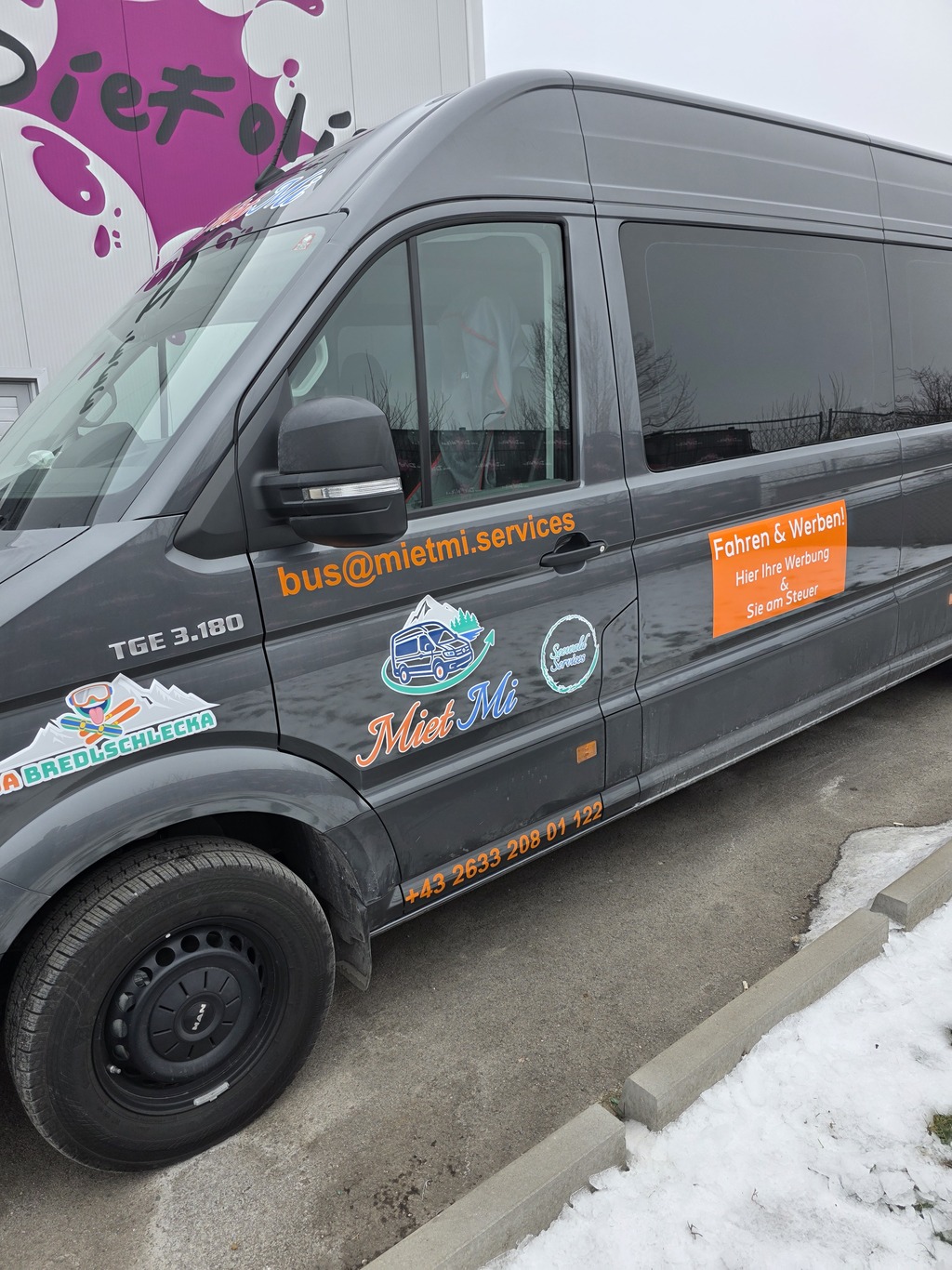 Halb seitliche Ansicht M.A.N. TGE 9-Sitzer Bus